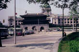 Вид на главные ворота дворца и Дом японского генерал-губернатора до 1995-го года