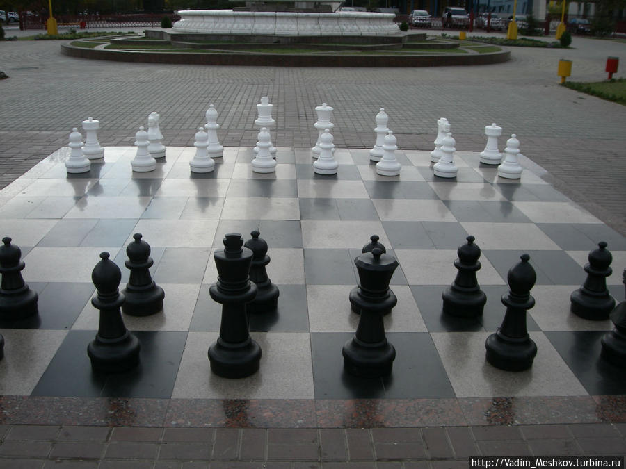 Шахматы на центральной площади города Элиста, Россия