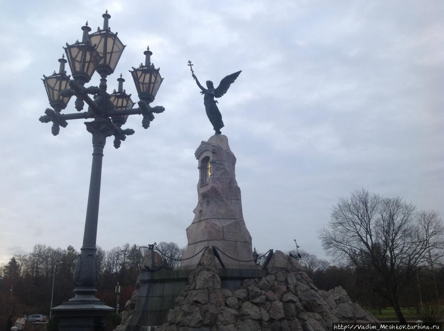 Памятник Русалке открыт 7 сентября 1902 года, в девятую годовщину со дня гибели броненосца «Русалка» в память его экипажа. Создан архитектором Амандусом Адамсоном. Таллин, Эстония