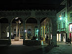 Ложа Рыцарей (Loggia dei Cavalieri), построенная во времена правления Андреа да Перуджа (1276 г.), богато украшена фресками.