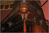 Алтарь, на котором расположен орган выполнен из дерева и напоминает гигантский корабль. Наверху — как на мостике — площадка для хора...