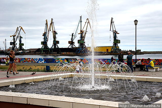 Вид  на  торговый  порт  с  площади   Мира. Холмск, Россия