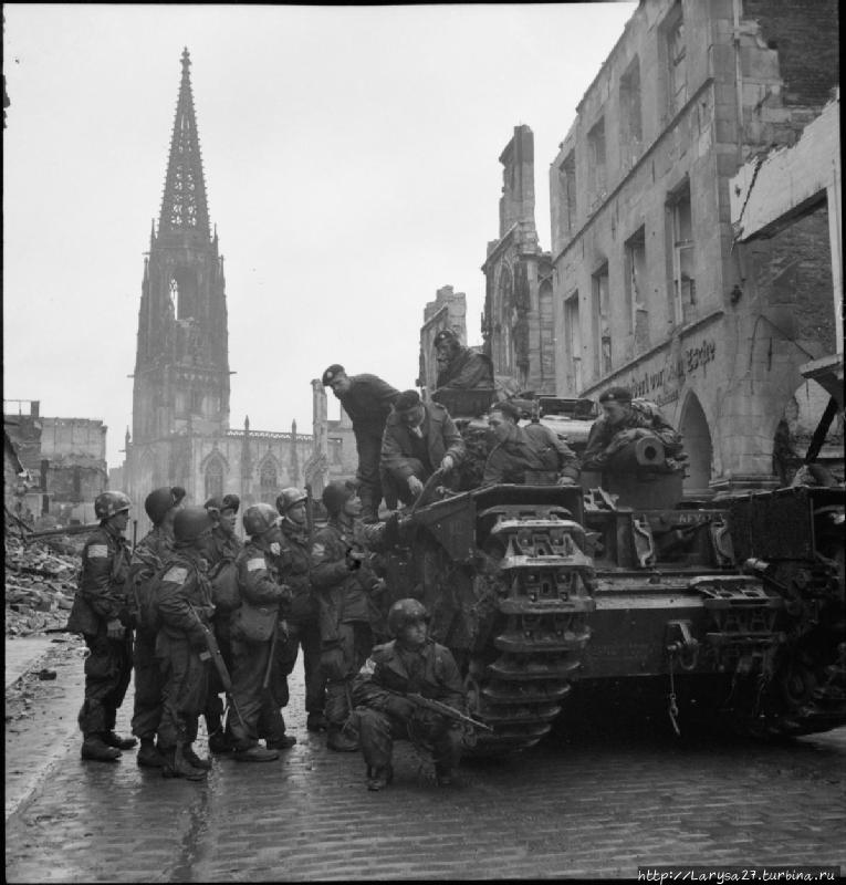 Союзные войска в Мюнстере в апреле 1945 г. Хорошо видна чудом уцелевшая башня церкви Св. Ламберта Мюнстер, Германия