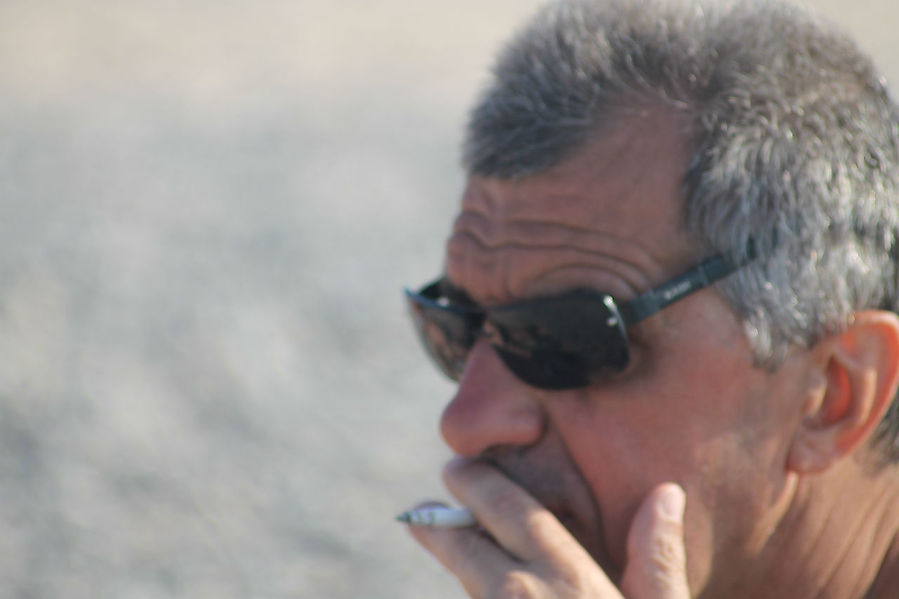 курить на территории пляжа запрещено, но курят, курят Евпатория, Россия