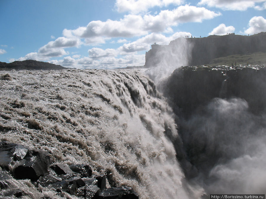 Тысячи тонн воды рушатся с высоты более 40м и сотрясают всё вокруг. Исландия