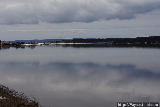 Протока Красноармейская. Встретила пустой,  безукоризненно ровной водной гладью. Ни льда, ни лебедей. Южно-Сахалинск, Россия