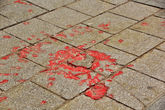 Розы Сараево. Попадаются и такие следы боснийской войны. Места от разрывов снарядов, где погибли люди, заливают красной краской