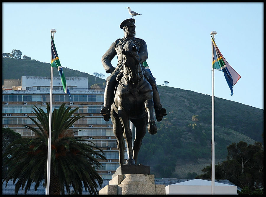 Луис Бота (27 сентября 1862, Грейтаун (англ.) русск. — 27 августа 1919, Претория) — бурский военный и политический деятель.
Во время Первой мировой войны Бота действовал в Африке в качестве английского генерала: он подавил восстание крайних националистов, поддерживаемое Германией и в 1915 году завоевал Германскую Юго-Западную Африку (ныне Намибия).
В 1919 году в качестве представителя ЮАС участвовал в Парижской мирной конференции, где добился передачи всей Юго-Западной Африки в подмандатное управление ЮАС.
г.Кейптаун (ЮАР) Луис Бота (27 сентября 1862, Грейтаун (англ.) русск. — 27 августа 1919, Претория) — бурский военный и политический деятель.
Во время Первой мировой войны Бота действовал в Африке в качестве английского генерала: он подавил восстание крайних националистов, поддерживаемое Германией и в 1915 году завоевал Германскую Юго-Западную Африку (ныне Намибия).
В 1919 году в качестве представителя ЮАС участвовал в Парижской мирной конференции, где добился передачи всей Юго-Западной Африки в подмандатное управление ЮАС.
г.Кейптаун (ЮАР)