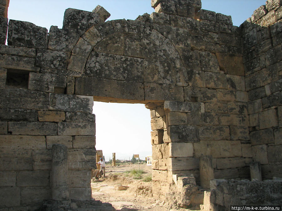 Северные византийские ворота Памуккале (Иерополь античный город), Турция