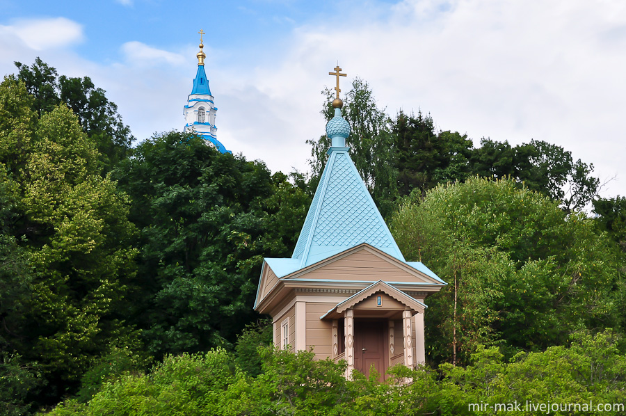 Небольшая часовня, а за деревьями виднеется центральный храм на Валааме — Спасо-Преображенский Собор. Россия