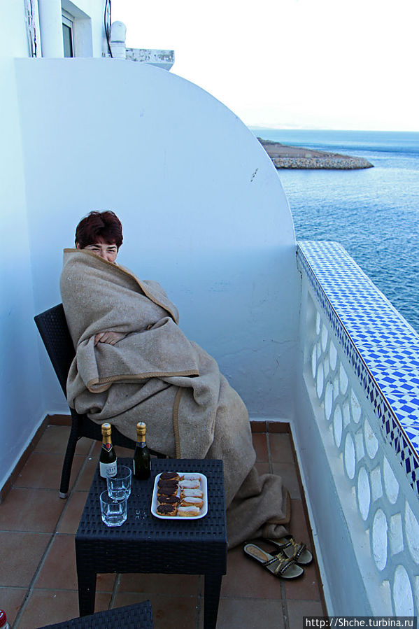 Супруга кутается в одеяло, я уже успел пожаловаться в статусах, что здесь оказалось неожиданно холодно Гибралтар