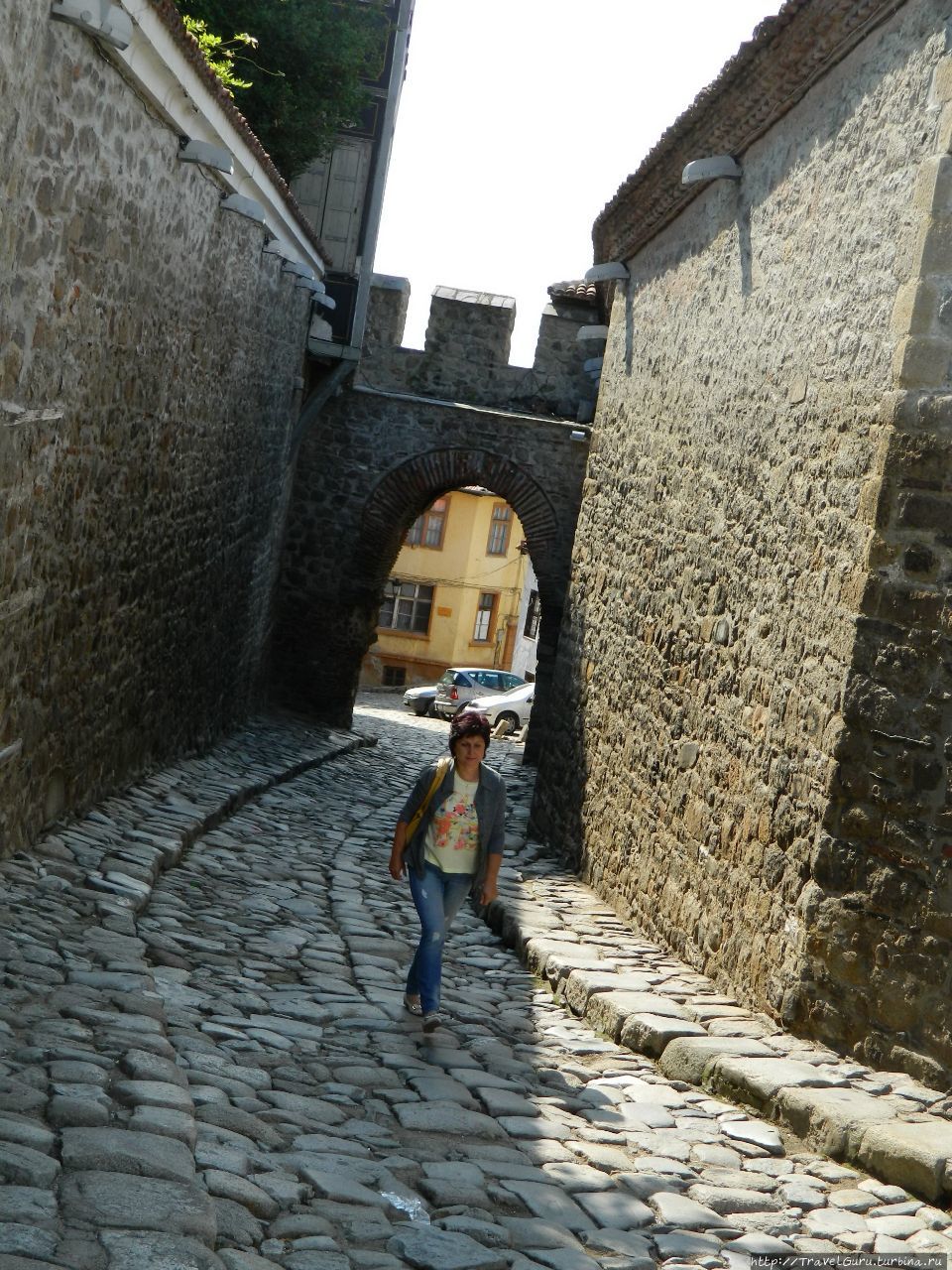 Сохранившийся кусочек городской стены, которая некогда окружала и защищала город Пловдив, Болгария