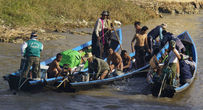 Ребятам повезло — успели дотащить лодку до мелководья и отчерпать воду.