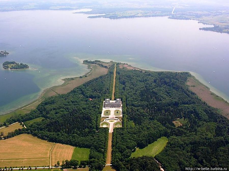 Два основных острова: Херренкимзе (нем. Herrenchiemsee — «Мужской», более крупный) и Фрауэнкимзе (нем. Frauenchiemsee — «Женский»)
Аэрофотосъемка, фото из интернета. Прин-ам-Химзе, Германия