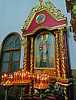 у св. Николая традиционно много свечек