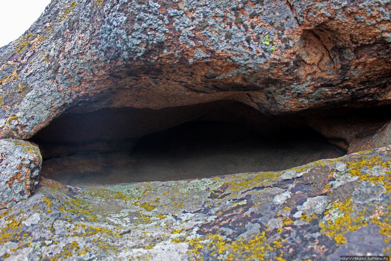 в такой пещере наверняка мог кто-то проводить свои культовые ритуалы Каменные могилы заповедник, Украина
