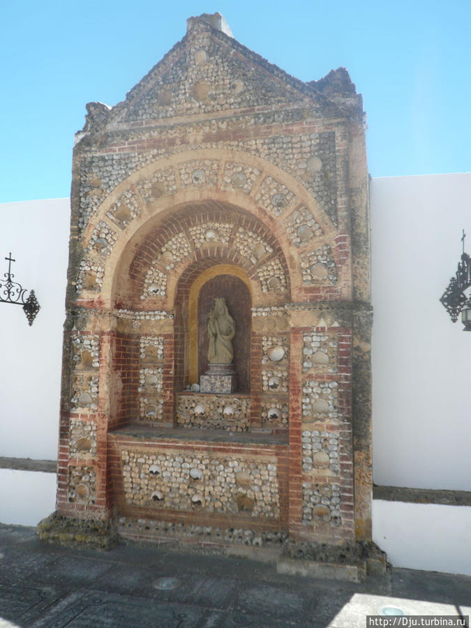Алтарь создан на основе скрепленных цементом черепов и костей умерших и когда-то захороненных людей. Фару, Португалия