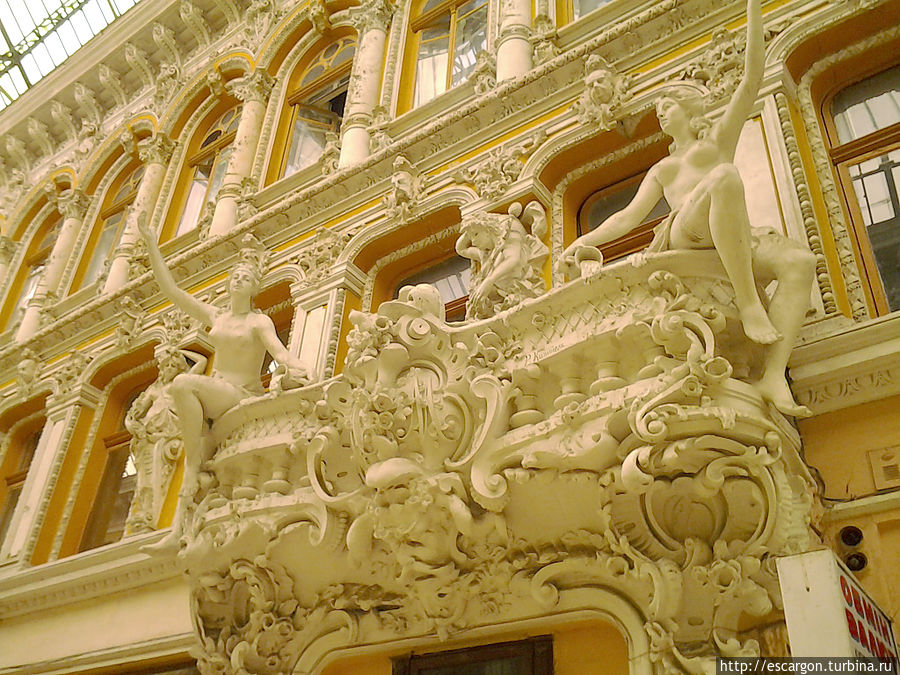 Интерьер и экстерьер здания украшены многочисленными скульптурами. Одесса, Украина