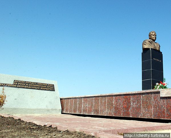 Памятник Саше Моргулову, первому Молодому Генералу (фото из интернета) Ямбург, Россия