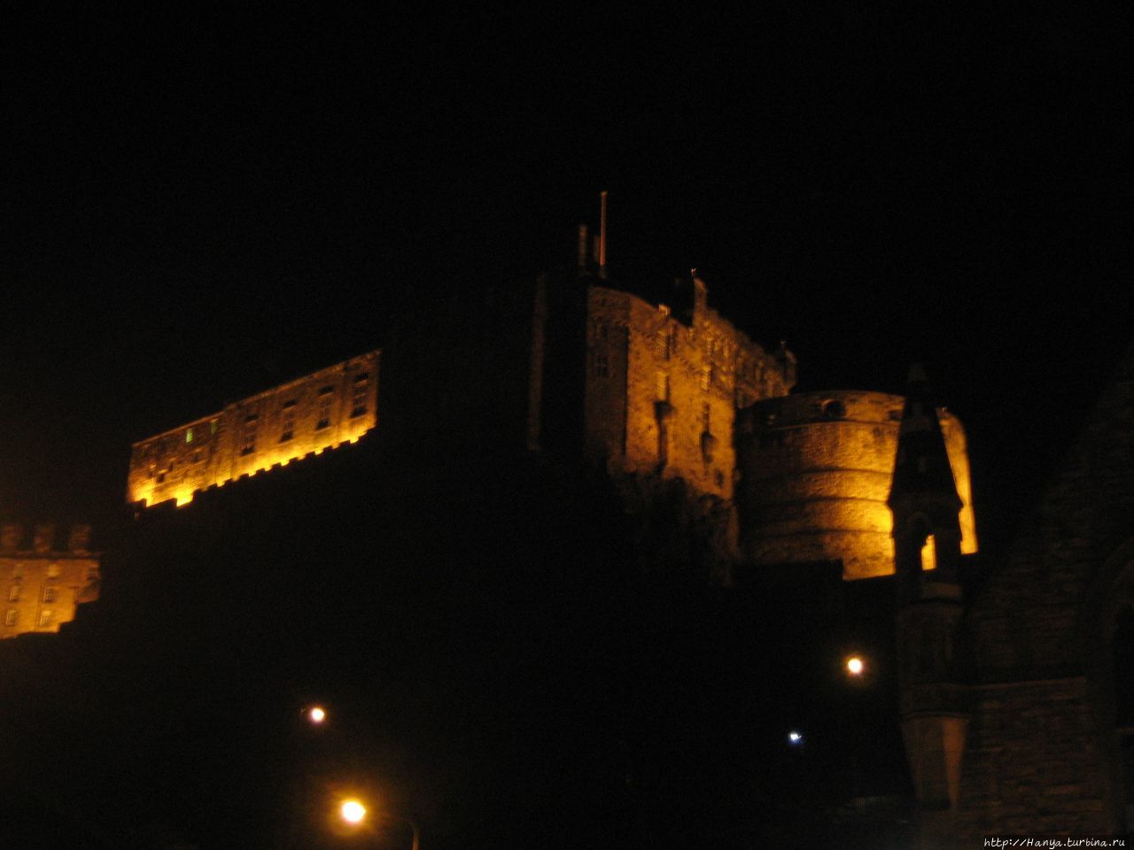 Эдинбургский замок вечером Эдинбург, Великобритания