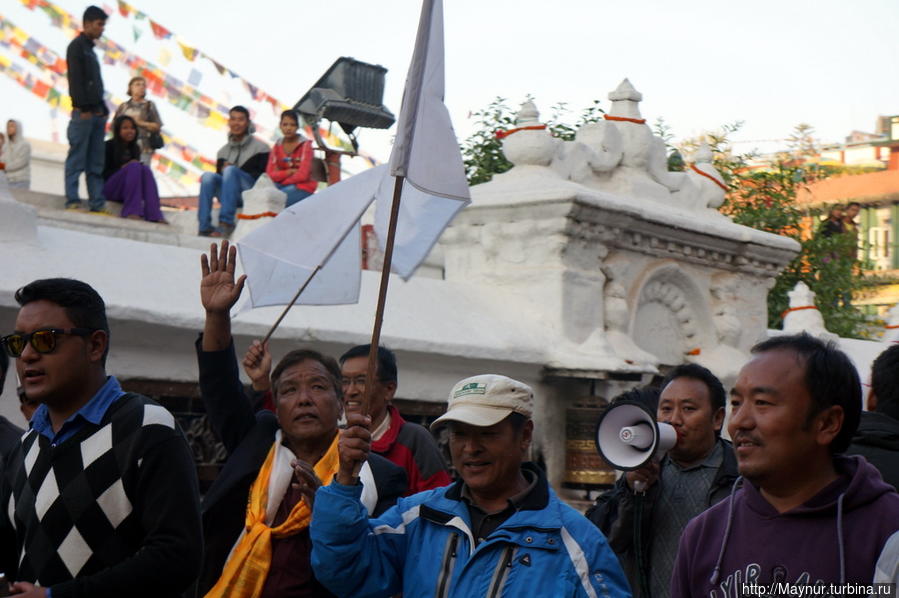 За  утро  довелось  увидеть  много    интересного,  но  сильно  удивил  приход  в  такое  место  толпы  митингующих. Катманду, Непал
