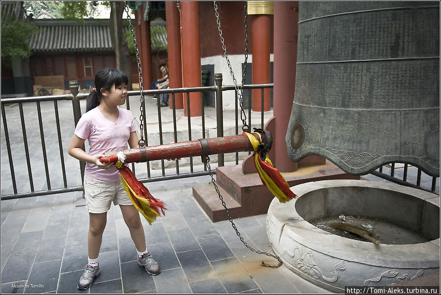 В ламаистском монастыре Лама Темпл в центре Пекина есть тоже свои штучки, привлекающие туристов. Вот, например, этот колокол. Желающих долбануть пестиком по корпусу — хоть отбавляй... И это удовольствие — не бесплатно. У китайцев все продумано. Везде маленьким ручейком текут юанчики...
* Пекин, Китай
