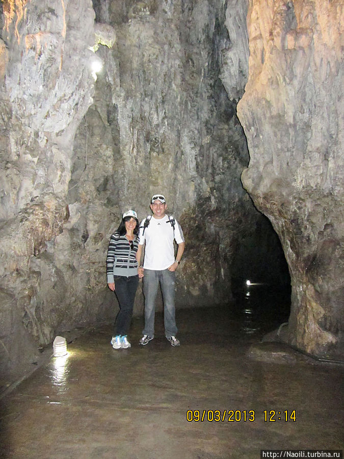 Проходы между залами иногда очень узкие, их расширили, чтобы могли пройти люди Национальный парк Пещеры Какахуамилпа, Мексика