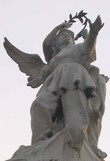 Памятник сынам Кале. Крылатая богиня Славы возлагает венок на голову капитана Луи Дутерта. Фото из интернета