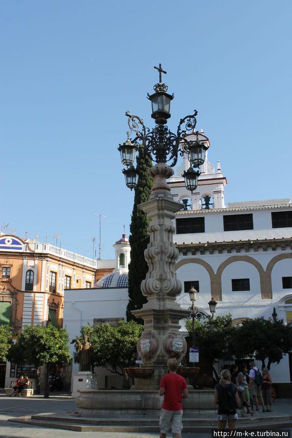 Фонтан Королевской площади Севилья, Испания
