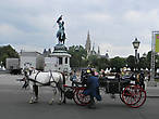 На площади Хельденплац перед Новым Хофбургом два памятника — принцу Евгению Савойскому и эрцгерцогу Карлу