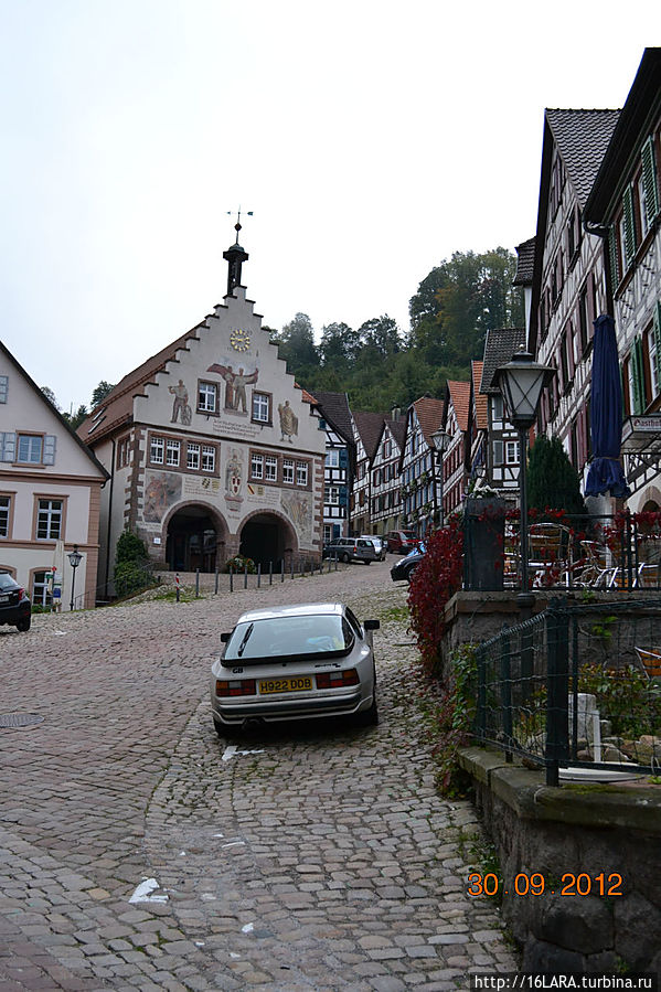 Крутая улица ведет нас к необычной треугольной рыночной площади, Крутая улица ведет нас к необычной треугольной рыночной площади,