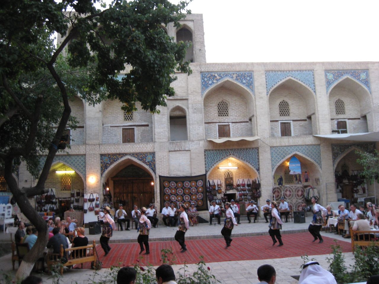 Вечер танцев в Самарканде. Самарканд, Узбекистан