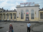 Обратно в Ростов-на-Дону мы уезжали на электричке со Старого вокзала, чтобы дополнить свои впечатления видами из окна (вид вокзала Таганрог-I из окна электрички).