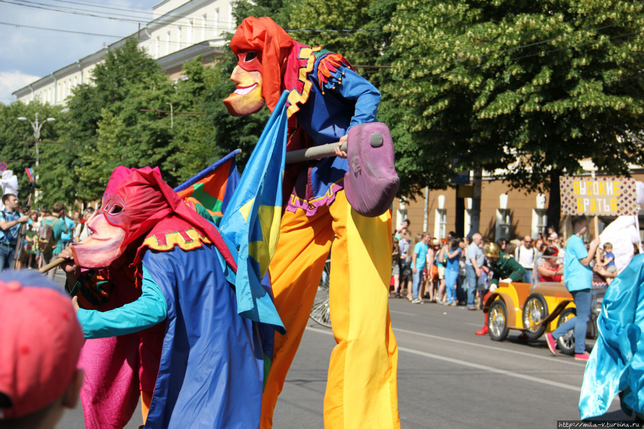 Полет над городом или парад уличных театров в Воронеже Воронеж, Россия