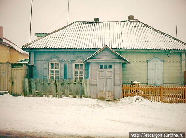 А вот и веселенькие деревянные дома — частный сектор составляет основу этого городка... Рогачев, Беларусь