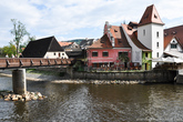 Поскольку старая часть Чешского Крумлова уютно расположилась в петле реки Влтавы, то попасть в город можно только по мосту.