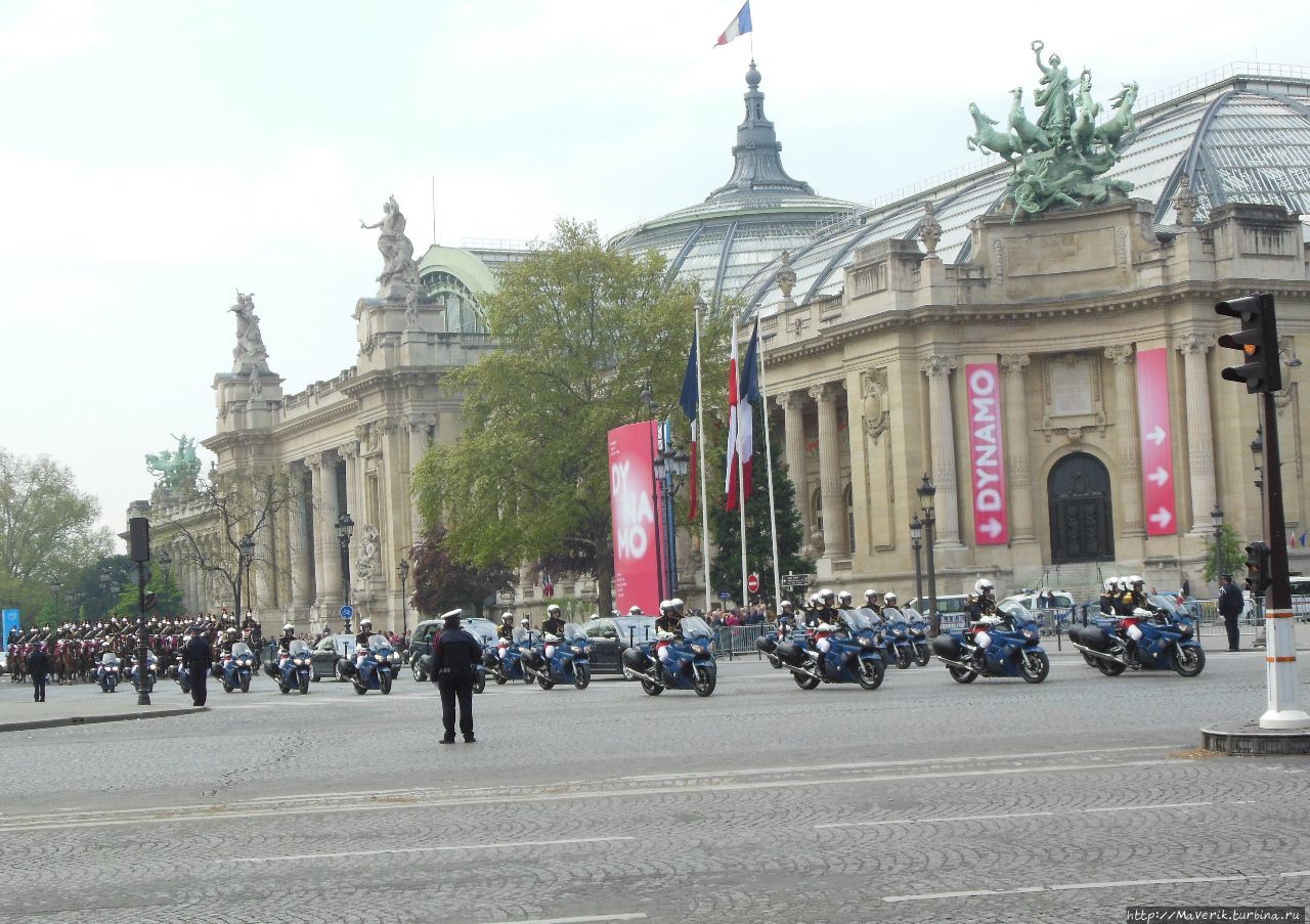 Пешая прогулка по майскому Парижу Париж, Франция Пешая прогулка по майскому Парижу Париж, Франция