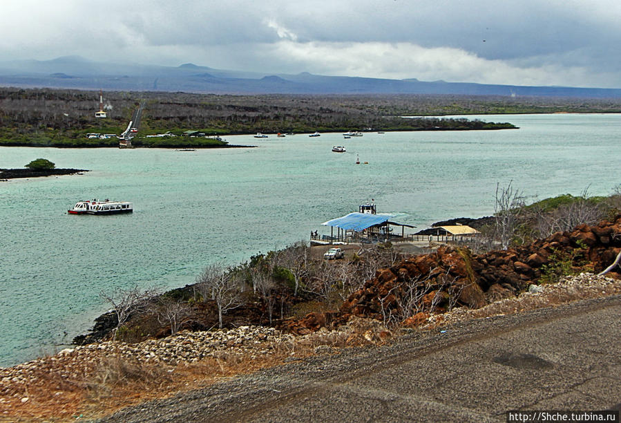канал Итабака, за ним остров Санта Круз Остров Бальтра, Эквадор