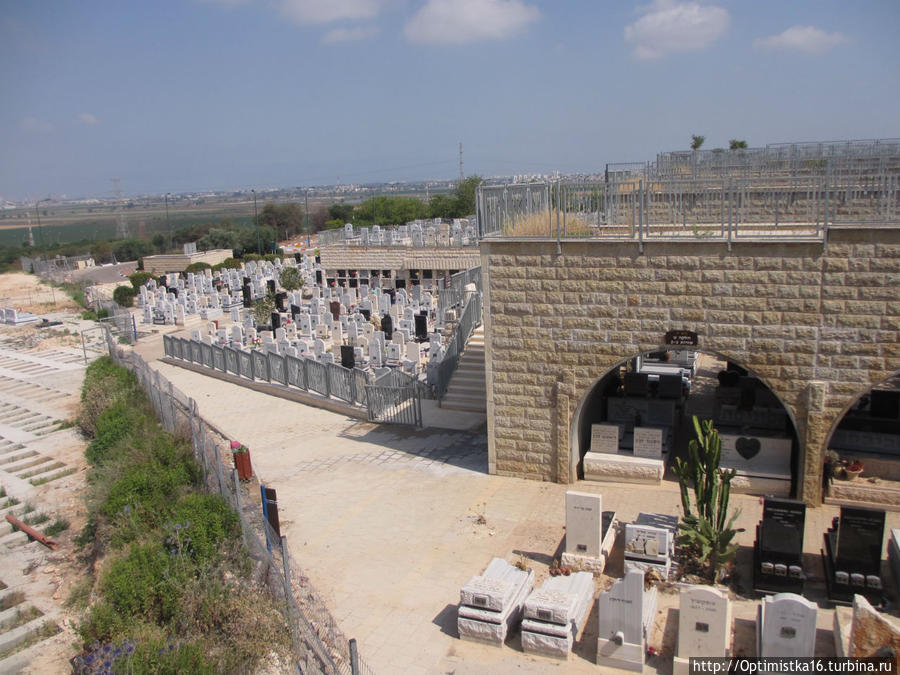 А на кладбище всё спокойненько... Хайфа, Израиль А на кладбище всё спокойненько... Хайфа, Израиль