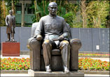 Сунь Ятсен (Сунь Вэнь (литературный псевдоним); Сунь Чжуншань (Sūn Zhōngshān) (имя в эмиграции); 12 ноября 1866 — 12 марта 1925) — китайский революционер, основатель партии Гоминьдан, один из наиболее почитаемых в Китае политических деятелей. 
В 1940 году Сунь Ятсен посмертно получил титул «отца нации».

ТАЙВАНЬ, г. ТАЙБЭЙ