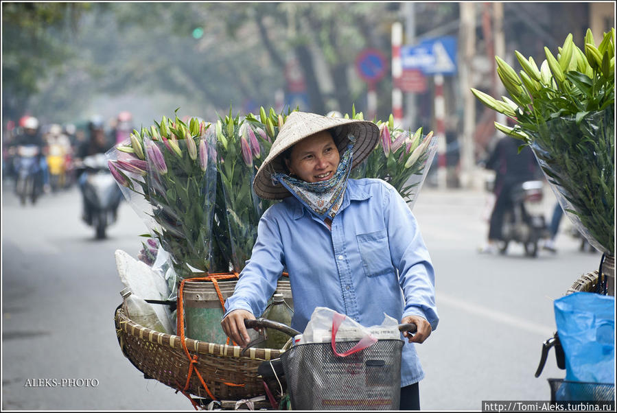 Продавщицы цветов. Вьетнамцам очень свойственно носить маски или вот такие платки на лице. Причем это не всегда продиктовано обилием пыли или выхлопных газов. Думаю, эту загадку я еще разгадаю в процессе написания дальнейших материалов о стране... Ханой, Вьетнам