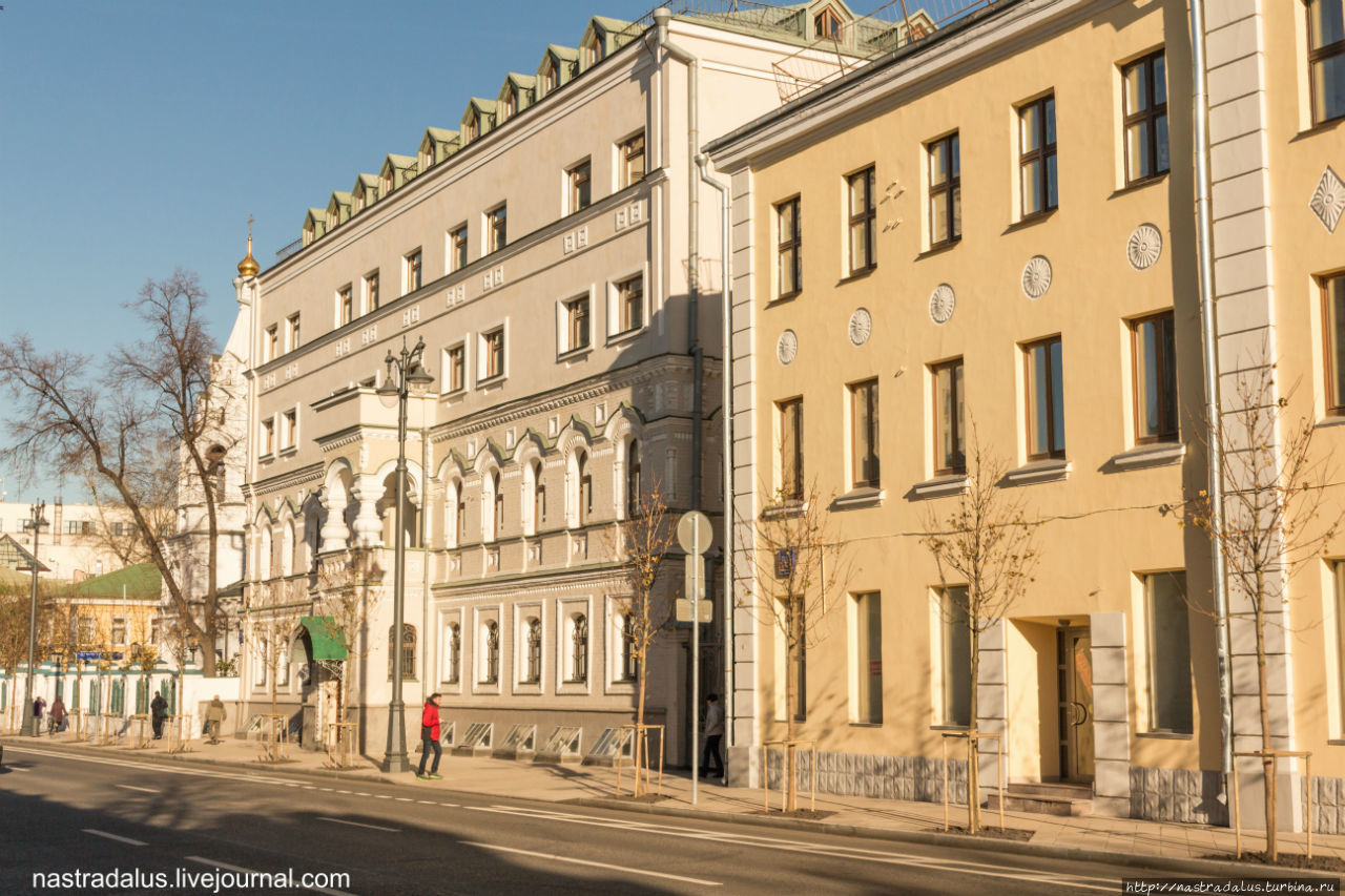 Здание с интересно оформленным балконом: Москва, Россия