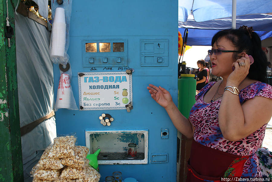 Колорит!!!  Деньги платим барышне, а отпускает автомат. Бишкек, Киргизия