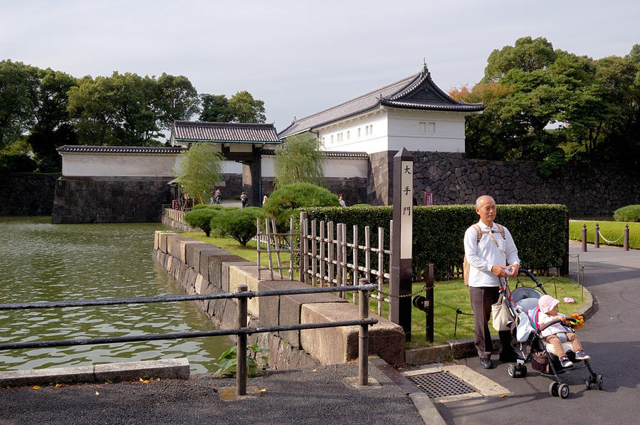 У входа в парк императорского дворца Токио, Япония