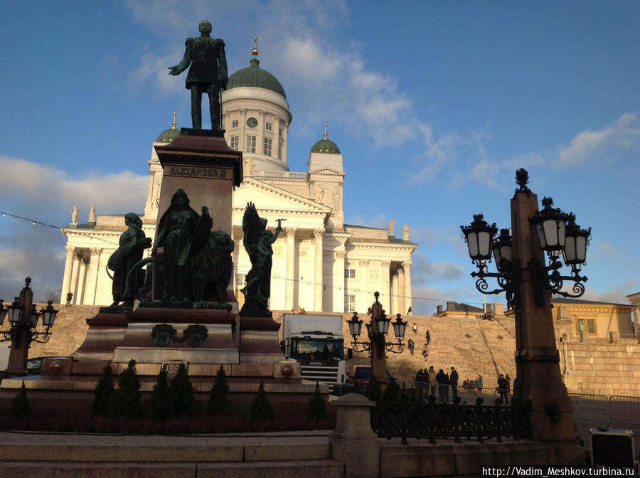Собор Святого Николая и памятник императору Александру II на Сенатской площади. Хельсинки, Финляндия