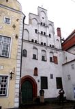 В Риге вас обязательно познакомят с Тремя братьями — так называется комплекс из трёх шедевров архитектуры на улице Маза Пилс. Старший брат (1490 г.)