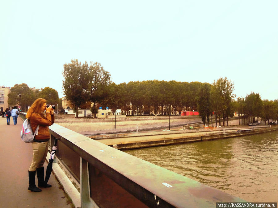 Фотобиеннале на набережной Бранли Париж, Франция