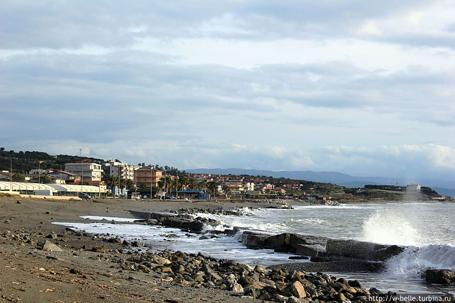 Туристический сезон заканчивается в начале октября. Пляж отдыхает до весны. Туристический сезон заканчивается в начале октября. Пляж отдыхает до весны.