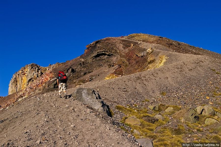 Красный кратер, самая высокая точка трека, остался позади. Национальный парк Тонгариро, Новая Зеландия