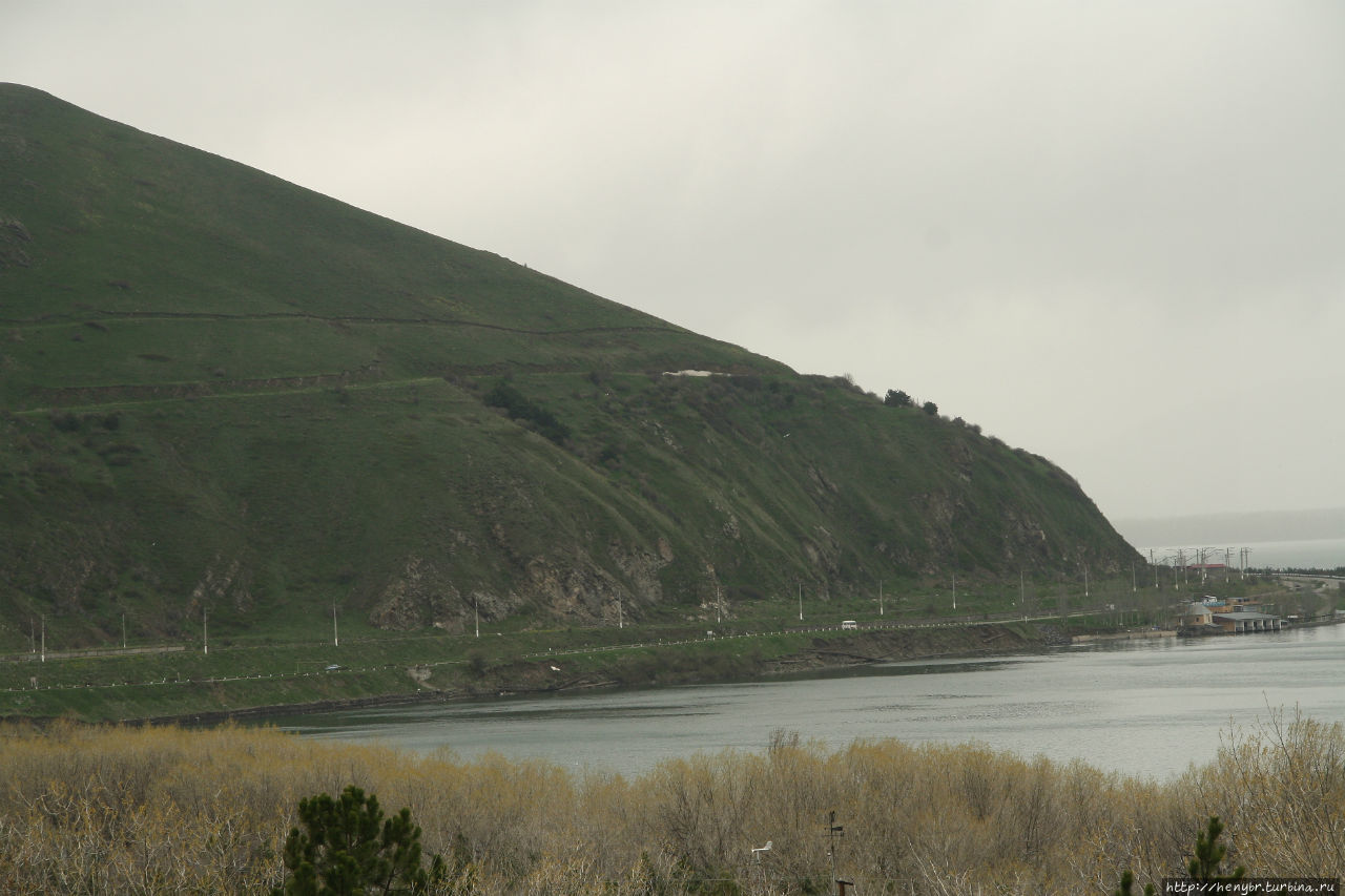 Севан в мае Озеро Севан Национальный Парк, Армения
